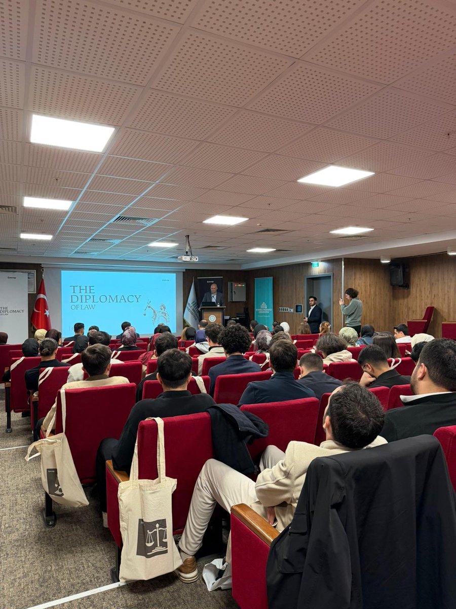gencperspektif1's tweet photo. “The Diplomacy of Law” programımızın açılışını gerçekleştirdik.

Etkinliğimiz, Senegal Büyükelçisi Sayın Ahmet Kavas’ın teşrifleri ve gerçekleştirdiği değerli konuşmasıyla daha da anlam kazandı. 

Uzmanlarımıza ve eşlik eden kıymetli katılımcılarımıza teşekkür ederiz! ⚖️ https://t.co/s0KsBqDfD9