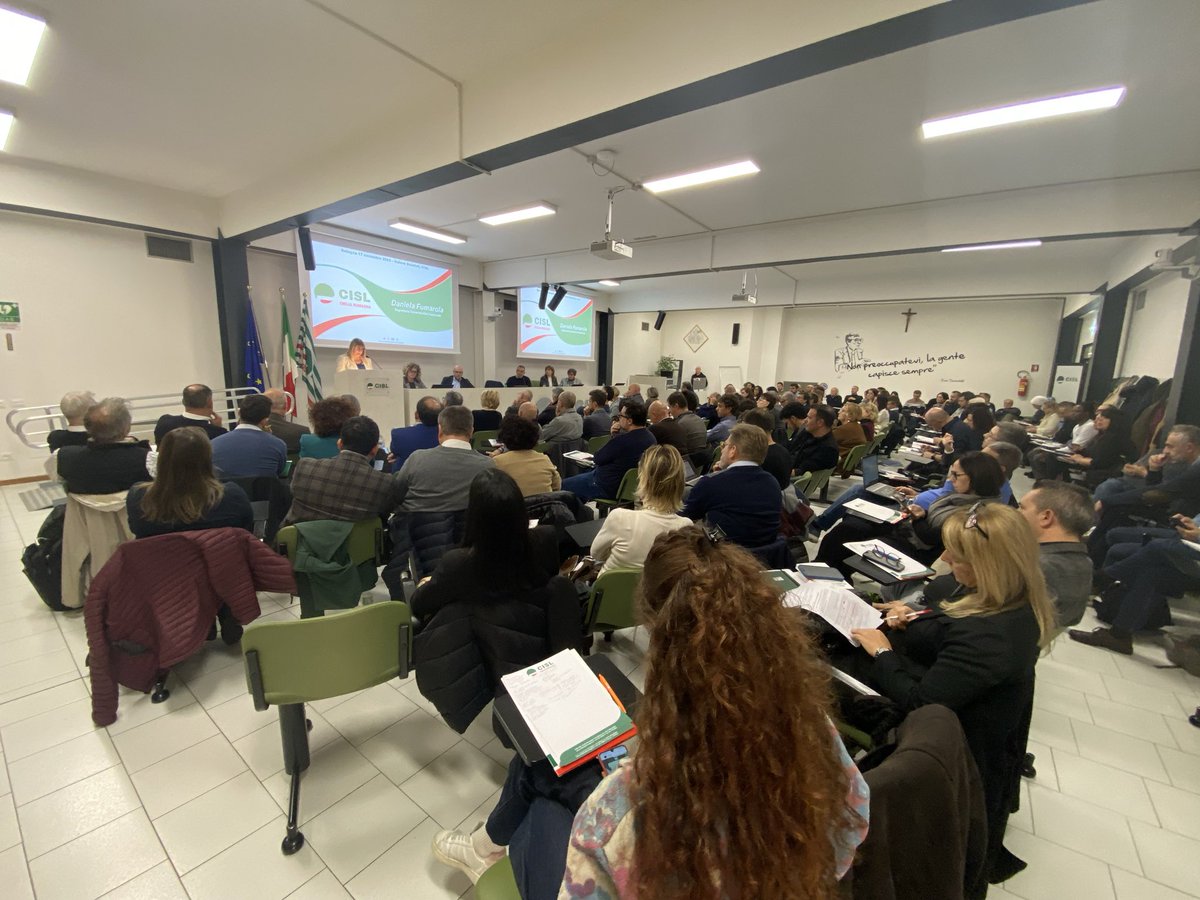 CislNazionale's tweet photo. #DanielaFumarola a Bologna : <<Quando il sindacato riesce a farsi promotore di giustizia sociale, intrecciando contratti e welfare, tutele sul lavoro e diritti di cittadinanza, allora diventa davvero motore di progresso democratico. Non vuol dire sostituirsi ai partiti, ma coltivare e alimentare, nell’autonomia sindacale, nelle relazioni industriali e sociali, nella contrattazione, la cultura della partecipazione e della corresponsabilità. La nostra Maratona per la Pace, culminata  nella grande Assemblea Nazionale di sabato scorso, ha testimoniato questo spirito. Adesso dobbiamo andare avanti, non solo per dire no alla guerra, ma per spiegare che la pace, quella vera, si costruisce con il dialogo e con il riconoscimento reciproco.  Come ha detto ieri il Presidente Mattarella a Berlino la pace si costruisce quotidianamente, si difende, non è sopraffazione>>.