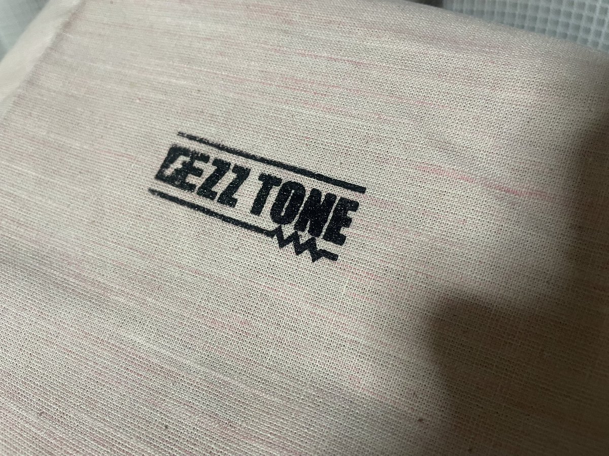 初めて布の生地にシルクスクリーンで印字してみたんですけど、エフェクターにするより難しい気がします。
まぁこっちのが本来のシルクスクリーンの使い方なんですが…。