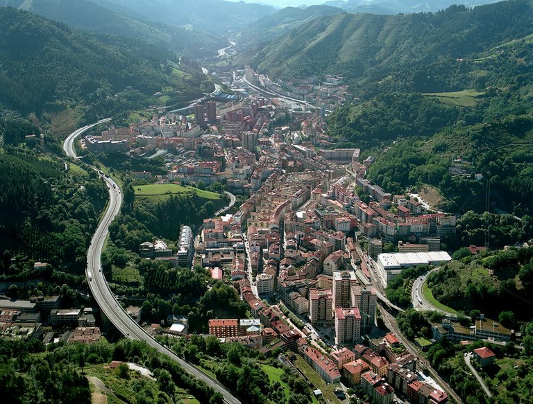 Tourism_Eye's tweet photo. بلدة Eibar تبعد 50 كم شرق بلباو
من معالمها
متحف Museo de la Industria Armera
حلبة الثيران Plaza de Toros de Éibar
وشمال Eibar دير Monasterio de Zenarruza https://t.co/RlRfFcEEAz