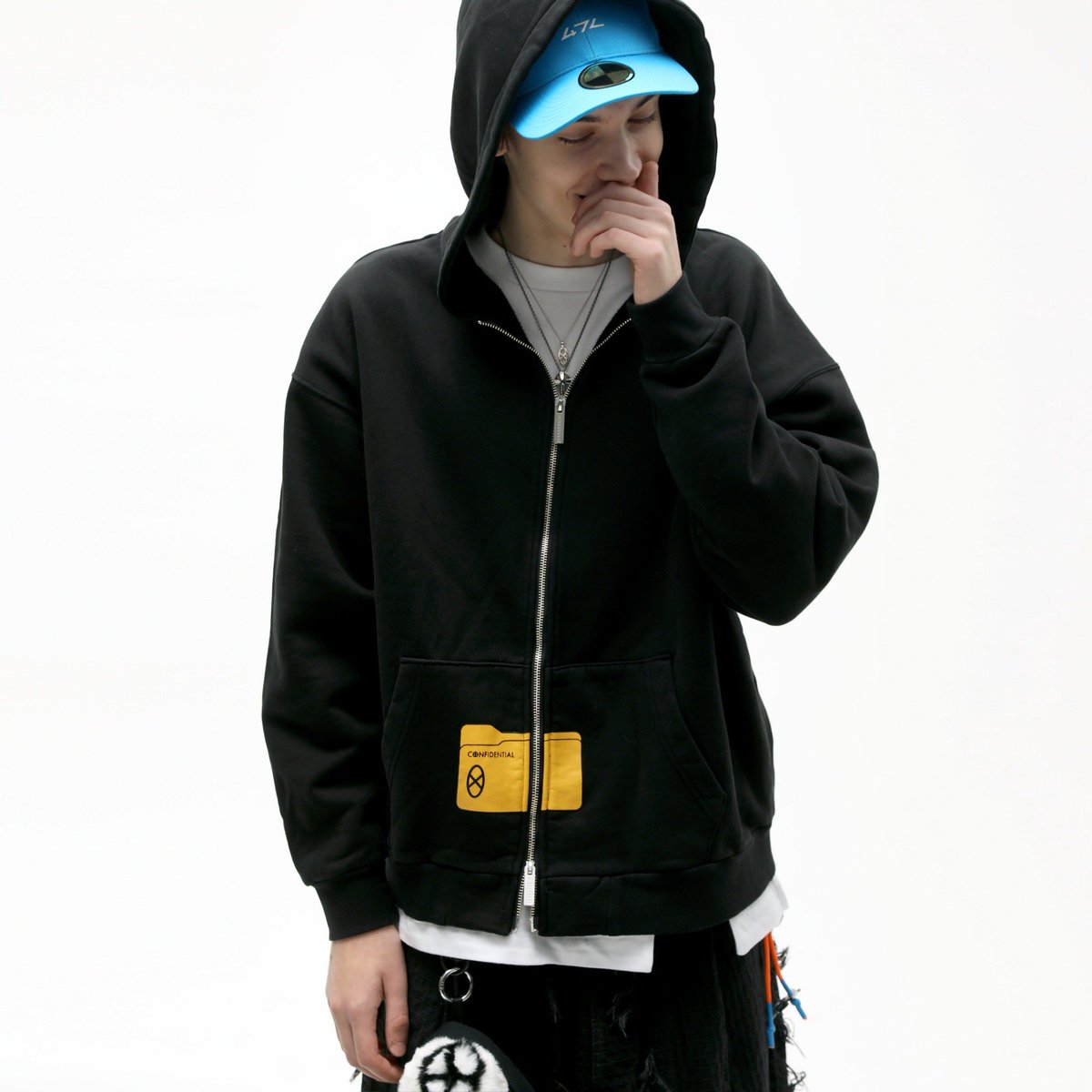 code_47l's tweet image. FILE_2025_4_ZIP_FILE_HOODIE_BLACK

フロントのジップはダブルジップ仕様で、ファスナートップはパスワード入力画面を模したオリジナルのパーツで構成しました。

裏起毛で暖かく、ボディはストーンバイオ加工を施し柔らかい風合いを楽しめます。

code47l.stores.jp/items/69155916…