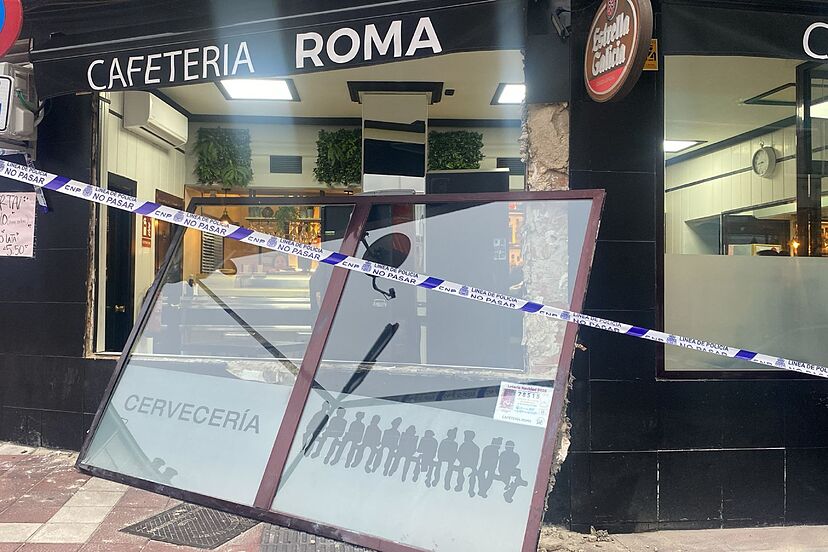 TenaFT_'s tweet image. 🔴🎙 | &quot;Me han quitado el DINERO. He perdido toda la ILUSIÓN por seguir&quot;.

La oleada de robos en el barrio de San Isidro, GETAFE, ha causado estragos en la CAFETERÍA ROMA con dos robos en poco más de una semana.

He hablado con Daniel, su propietario.

[HILO ENTREVISTA]