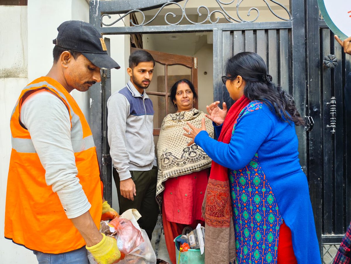 NigamPrayagraj's tweet image. हर घर दस्तक अभियान  
जोन 1 | वार्ड संख्या 71 – ओम प्रकाश नगर  

नगर निगम प्रयागराज द्वारा हर घर दस्तक अभियान आयोजित किया गया।

अभियान के दौरान क्षेत्रवासियों को स्वच्छता के प्रति जागरूक करते हुए निम्न संदेश साझा किए:-

#DoorToDoorCollection
#WasteSegregation
#SourceSegregation