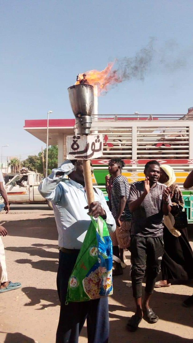 ويظنون أنها قد إنتهت وهي ك الجمر
 كلما إشتدت الرياح أحرقت ظنَّهم

#ديسمبر_نور_لا_ينطفئ 
#ديسمبر_باقية_وستنتصر