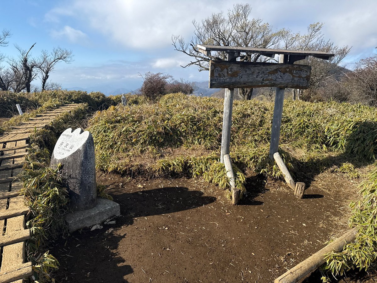 akarikobo's tweet photo. 昨日、日曜日
天気が良かったので、
丹沢山(日本百名山)
に登山して来ました。
大倉駐車場→塔ノ岳→丹沢山→塔ノ岳→鍋割山→大倉駐車場
22.8km,11時間の山行
疲れました！
雪虫？っぽい虫が飛んでて、
故郷の北海道を思い出しました。 https://t.co/Epglua33gN