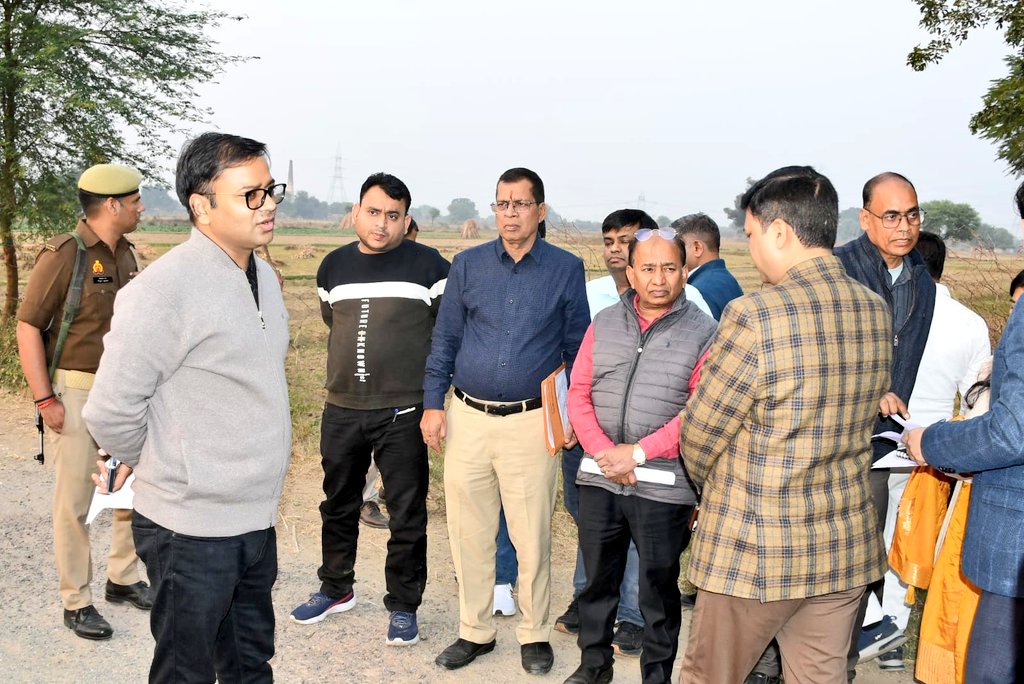 dm_firozabad's tweet image. जिलाधिकारी @RameshRanjanIAS ने राजकीय इंटर कॉलेज नसीरपुर में उद्योग बंधुओं के साथ बैठक कर यूपीडा द्वारा विकसित औद्योगिक क्षेत्र में अधिक से अधिक उद्योग स्थापित करने हेतु उन्हें प्रोत्साहित किया तथा उपस्थित अधिकारियों को आवश्यक दिशा-निर्देश दिए। @InfoDeptUP @UPGovt @ChiefSecyUP