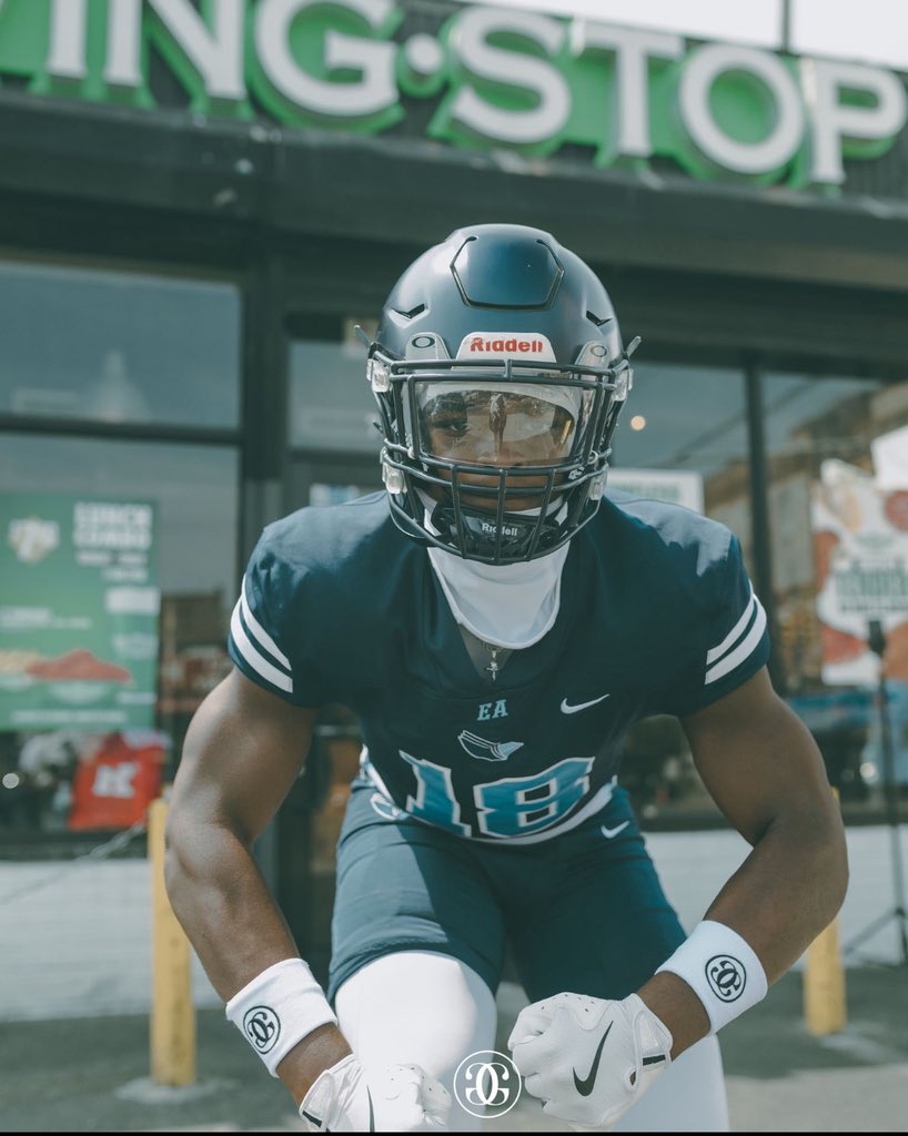 HesterSincere's tweet image. Full Junior Season ‼️@Chadellis91 @Coach_Reggie1 @JLRealest @AACultureInc @eagleacademyfb @coachjayo_ @CoachEugene10 @CoachTJ21 @BrianHawkins4 @PrepRedzone @JeffBigDreamerH @specamps 

hudl.com/v/2T5H35