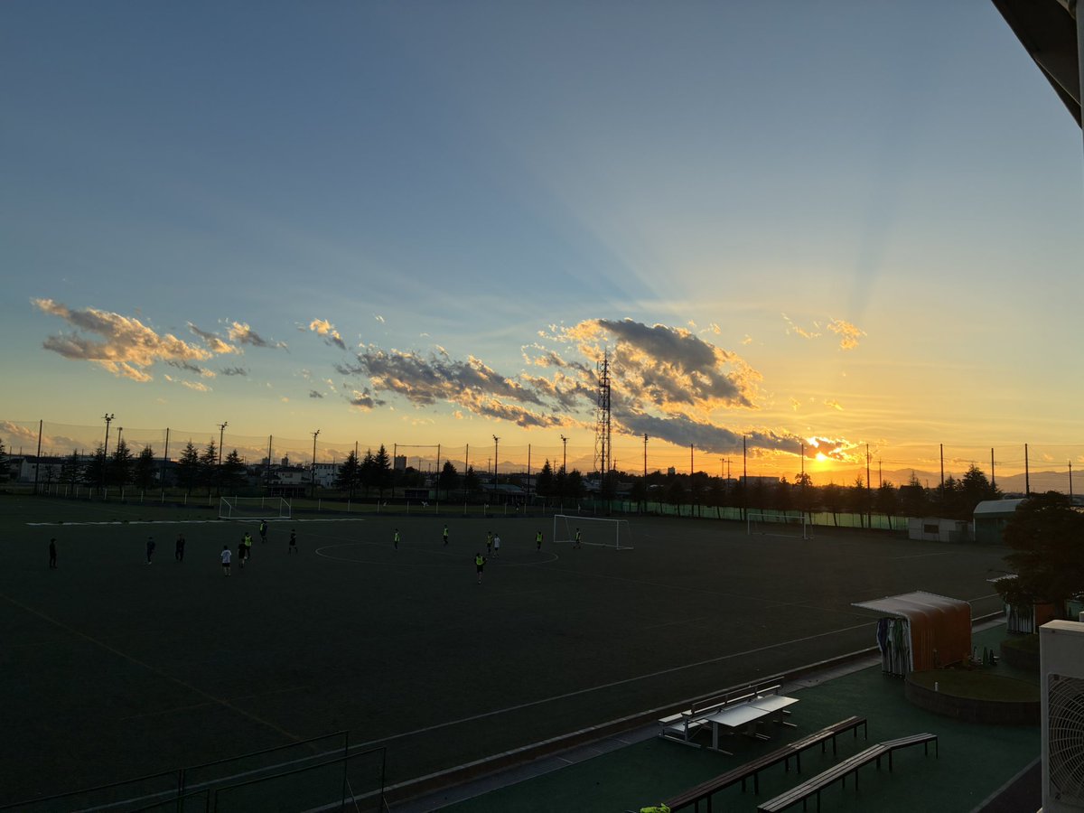 kawatonnp's tweet photo. 夕陽に照らされるサッカー部。寒いけど、頑張れ。
まもなくテスト1週間前…。なお、12月号の記事執筆、まだ終わらないようです。 https://t.co/Yw3VDO8XGb