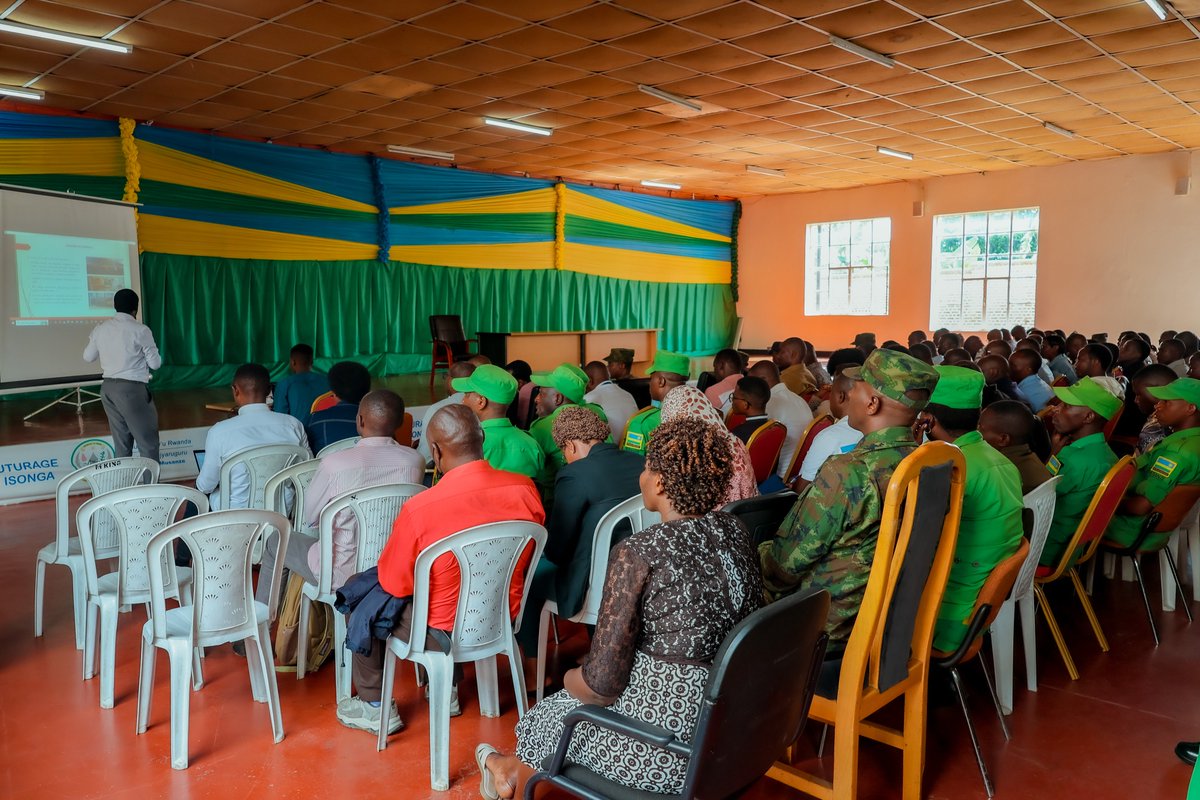 MusanzeDistrict's tweet photo. Mu rwego rwo gusuzuma ishyirwa mu bikorwa ry'ingamba zo kwimakaza isuku, Umuyobozi w'Akarere @NsengClaudien ayoboye inama ihuje inzego zitandukanye zireberera isuku. Bari kuganira ku byavuye mu bugenzuzi bw'isuku na #HSIs bwakozwe ku wa 13/11/2025, mu Mirenge yose. https://t.co/AgMpe3jXC5