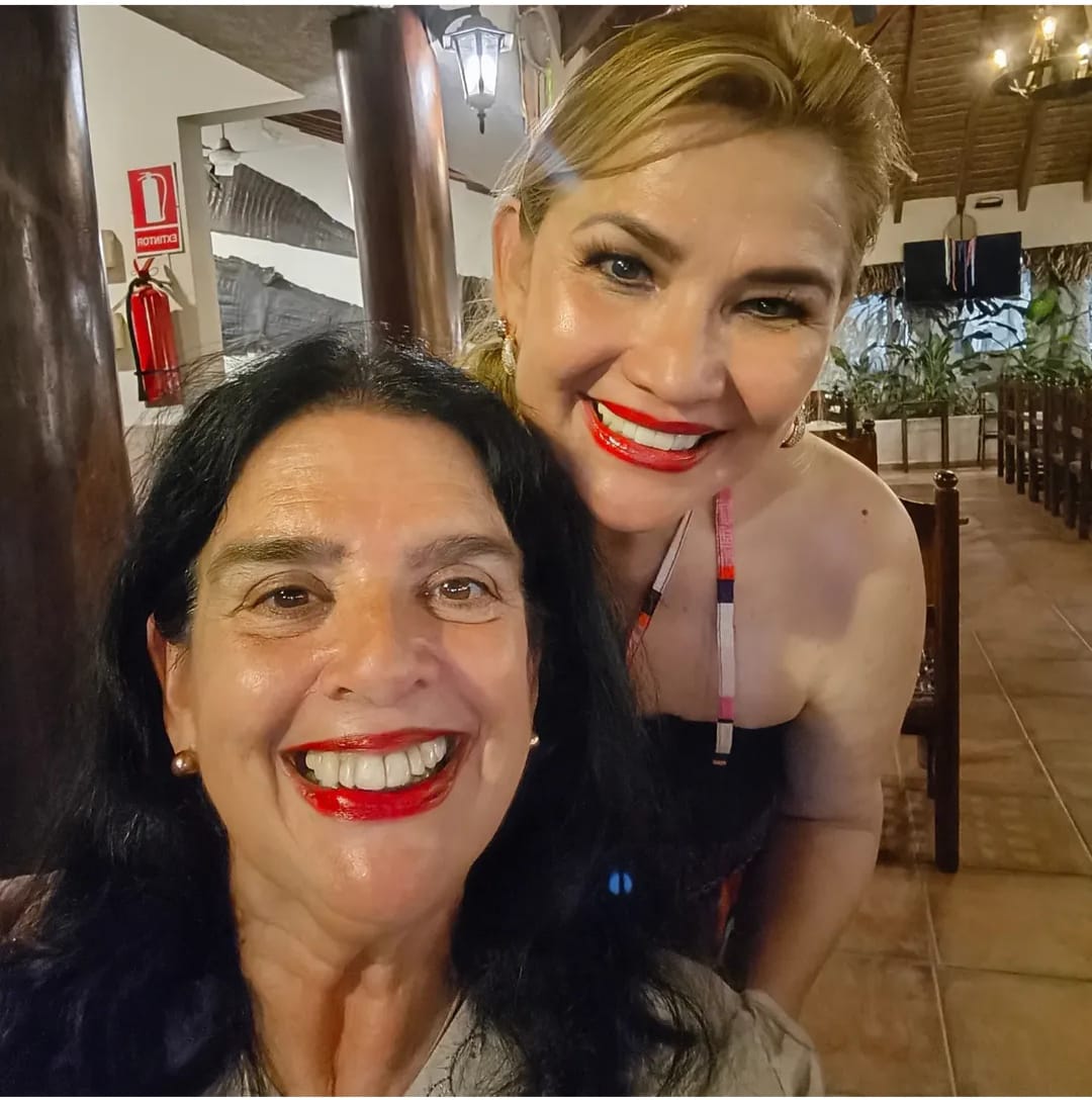 JeanineAnez's tweet photo. Gracias @GabrielaIchaso por no soltarme cuando mi mundo se encogió. Hay amistades que no se explican, solo se reconocen y la tuya conmigo es una de ellas. https://t.co/JRzd6f2Nd2