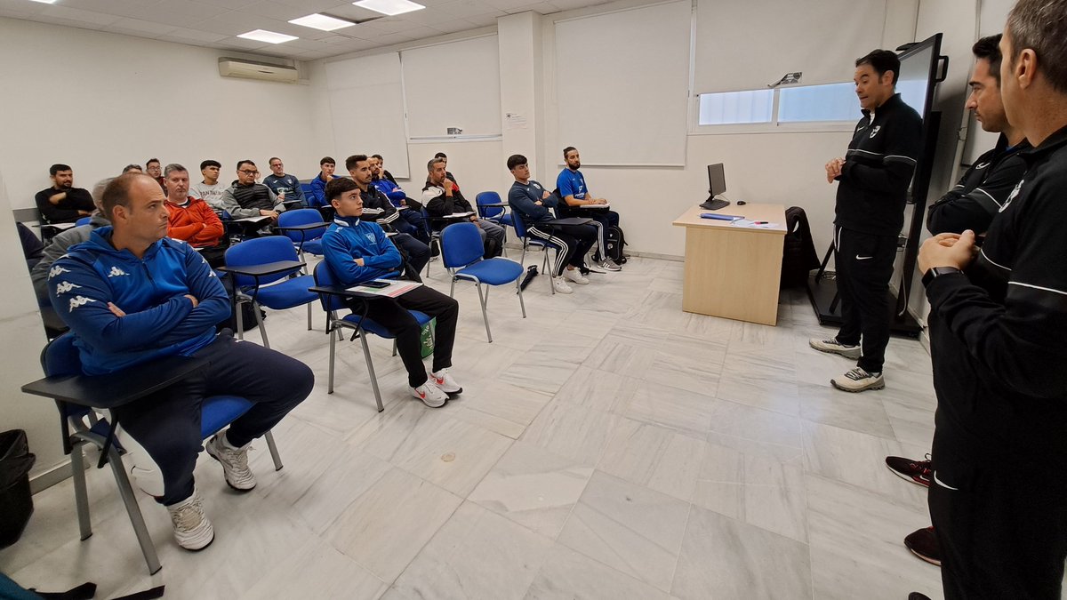 cedifa's tweet photo. UEFA C| 111
🚨 Nueva jornada formativa
😄 Sesión Práctica
🌍 Sevilla (mañana)
📸 Presentación por parte del Subdirector del @cedifa
@curroramos , del coordinador del centro @JoseRamonArmas y los profesores #JoséMaríaMontiel y #JesusBotello
#AlumnosCEDIFA https://t.co/3gmdpYurC2