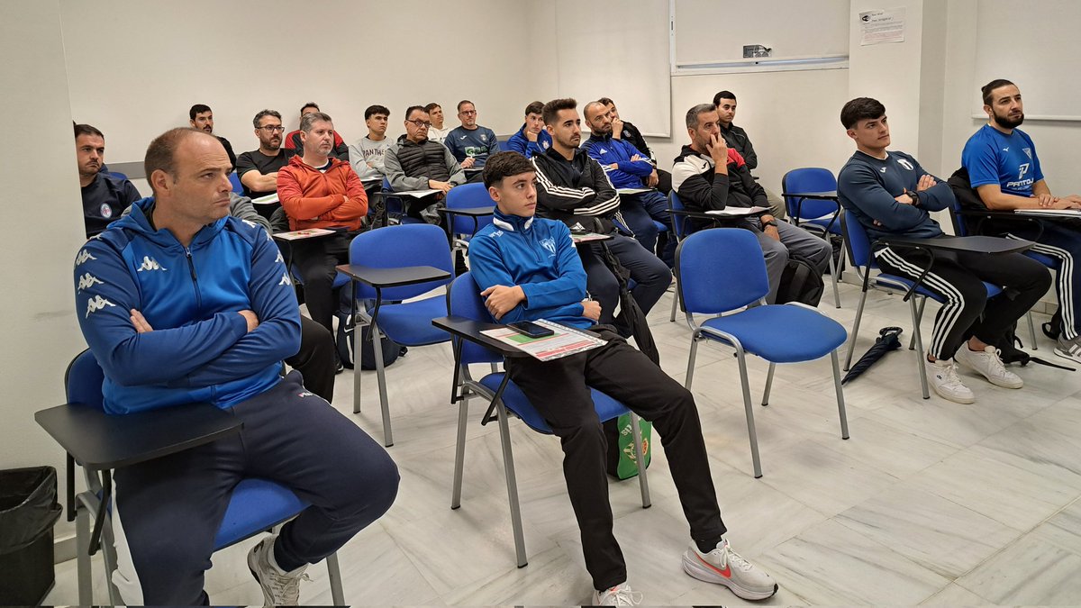 cedifa's tweet photo. UEFA C| 111
🚨 Nueva jornada formativa
😄 Sesión Práctica
🌍 Sevilla (mañana)
📸 Presentación por parte del Subdirector del @cedifa
@curroramos , del coordinador del centro @JoseRamonArmas y los profesores #JoséMaríaMontiel y #JesusBotello
#AlumnosCEDIFA https://t.co/3gmdpYurC2