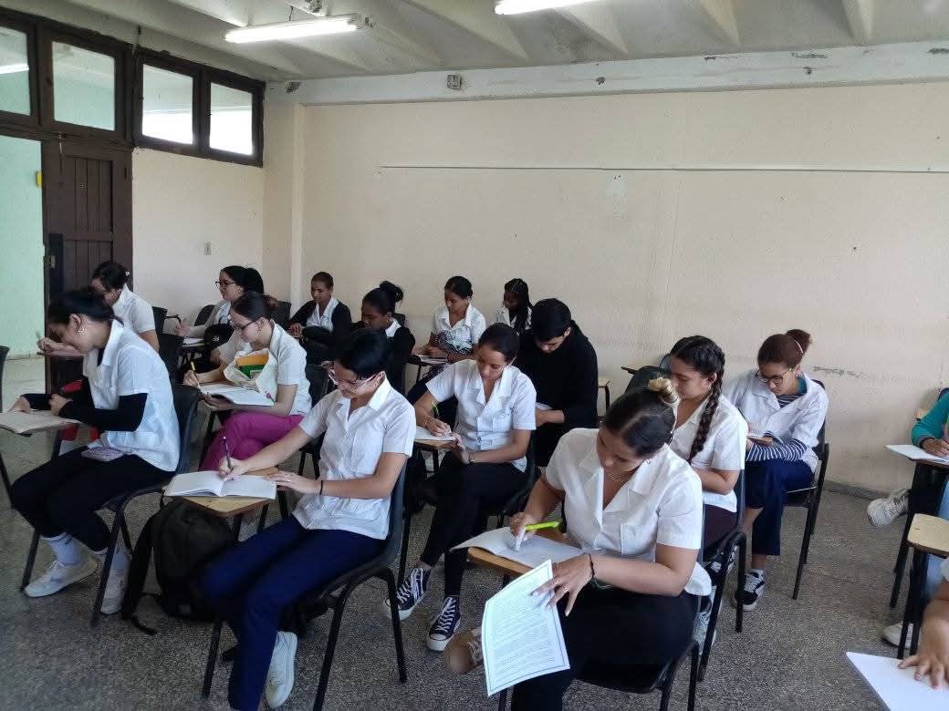 rectoraucmcfg's tweet photo. Nos unimos a la celebración de la juventud, la dedicación y el futuro. Si bien cada estudiante universitario merece un reconocimiento por su arduo camino de aprendizaje, hoy elevamos un aplauso especial a aquellos que han elegido la más noble de las tareas. Salvar vidas! https://t.co/0Z4yT4S8lz