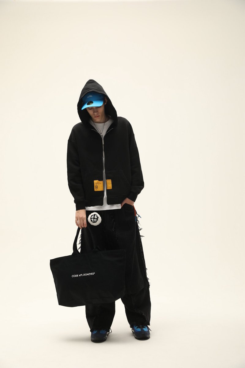 code_47l's tweet image. FILE_2025_4_TOTE_BAG_DOAEYES_LOGO

厚手のヘヴィーキャンバス素材を使用し、開け口はファスナーで開閉が可能。
内側にポケット付き。

プリントは厚盛りラバープリントを採用し立体感のある仕上がりです。
約25Lの大容量サイズ。

code47l.stores.jp/items/69155e16…