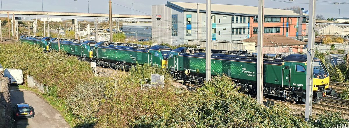 Harrod15S's tweet image. 93005 - 93009 - 93004 - 93006 at Marshgate  Doncaster this afternoon working 0Q26 Doncaster West Yard to Worksop Down Yard
#class93 #trains #Doncaster