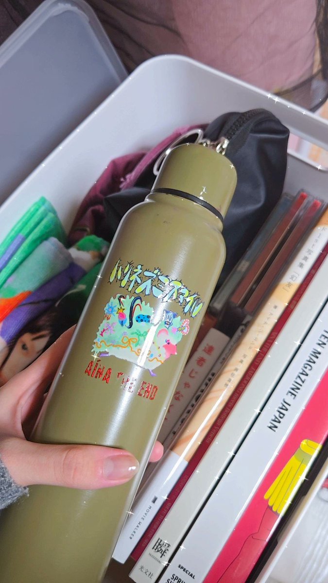 v4zrv's tweet image. 毎日学校に持っていってた
ハリネズミスマイルのタンブラー🦔
文字が消えかけたり傷ついたりし始めたので、
私のアイナさんのグッズBOXに納めます😌
#アイナジエンド