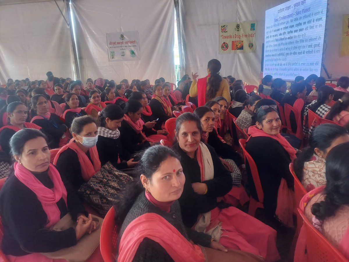 IndiraFellowHP's tweet image. कुल्लू, हिमाचल प्रदेश की दुर्गा जी ने अपनी साथी ASHA वर्कर्स को संविधान के बारे में जानकारी दी। बैठक के दौरान सभी महिलाओं ने भी संविधान में उन्हें प्राप्त अधिकारों के बारे में चर्चा की और अपने-अपने विचार साझा किए।

#ashaworker #newpost #latest #work #samvidhan #group #meeting