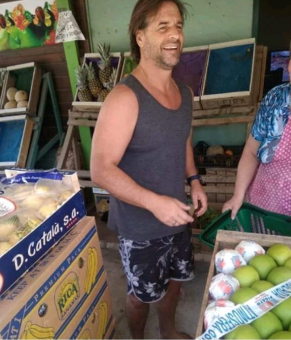 DMoreirauy's tweet image. SOLO EN URUGUAY

Luis cuando fue presidente, y el actual, haciendo compras como cualquier persona sin guardaespaldas.