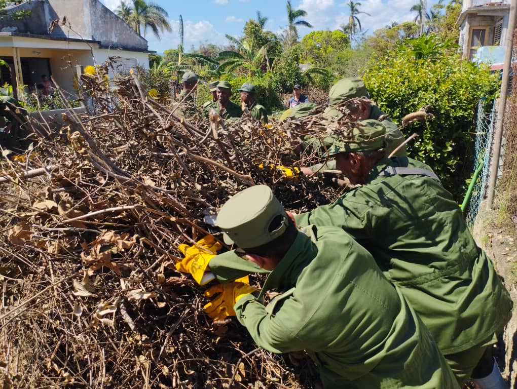 Esa Santiago, donde no hay piedra que no sea pedestal de un mártir, recibe la mano solidaria de jóvenes combatientes de diferentes territorios quienes no descansarán hasta borrar las huellas que el Huracán dejó.
#FARCuba