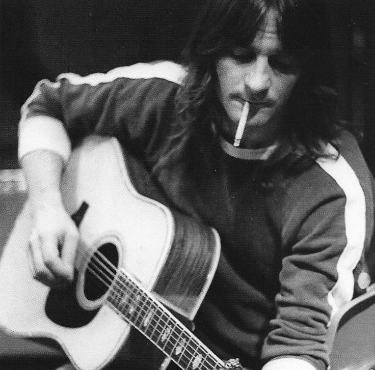 clairevoyant05's tweet image. Remembering legendary singer and songwriter Gene Clark on his birthday. As a founding member of The Byrds and as a solo musician, his musical influence cannot be overstated. He would’ve been 81 today.
