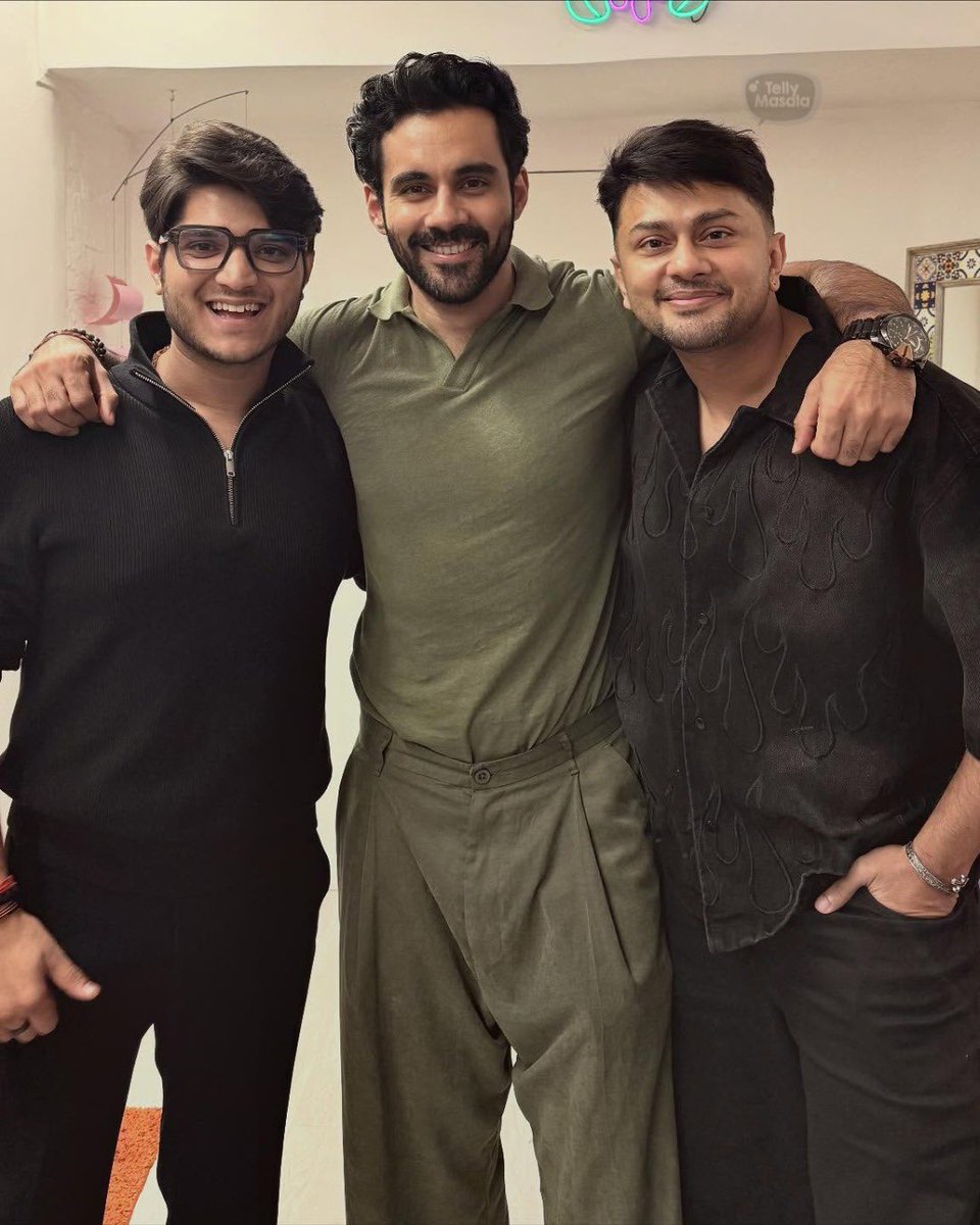 SumitkumarBunk1's tweet image. Arre waah Badiya Bande are BACK with a BANG! 🔥🔥  

Bigg Boss 19 ki sabse iconic gang ne reunion karke  
Pura fandom ko nostalgia mein dubo diya 😭❤️  

Hood-wali energy full on  
Nonstop masti, hasi-mazaak  
Woh unbeatable chemistry jo aaj bhi same hai! 😎💥  

Inside jokes,…