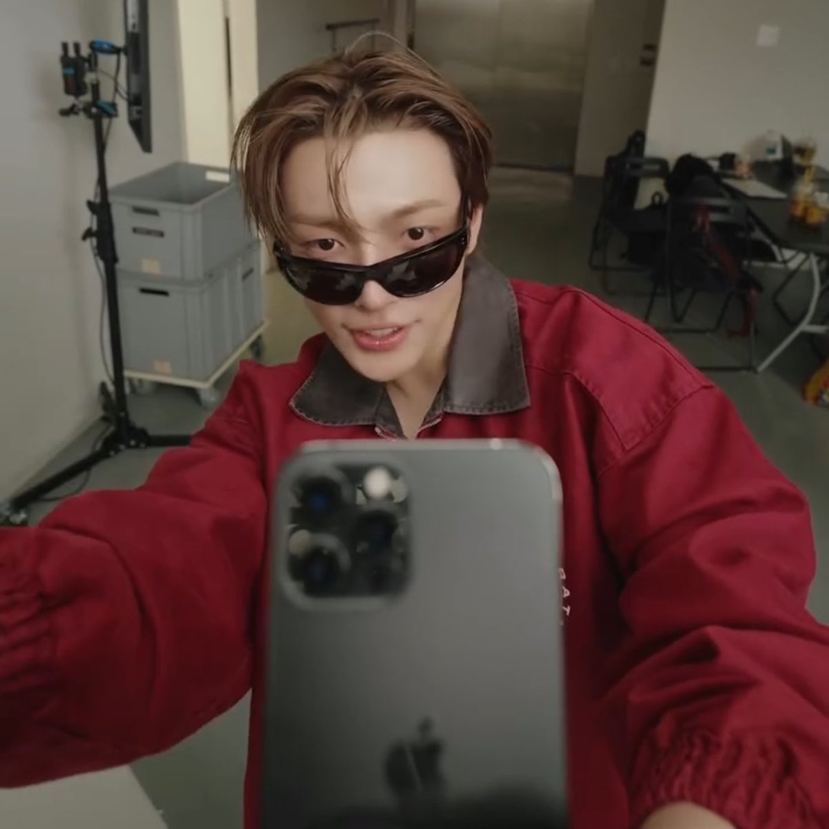 henitiki's tweet photo. 아시밸 막 mz호랑이도사 같고그럼 ;;;;;;
붓글씨적힌 부채부치면서걷는데 조던신고 있을거같다 https://t.co/MG5YvEj1cN