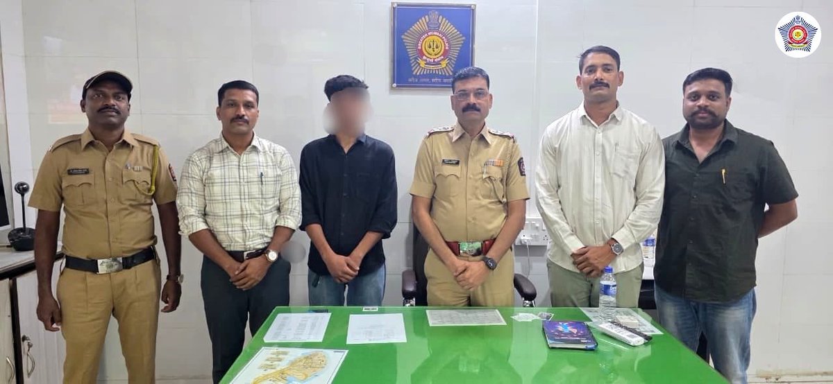 महाराष्ट्र वाहतूक पोलिसांच्या बनावट नावाने पाठवलेल्या ई-चलन लिंकद्वारे नागरिकांची फसवणूक करणाऱ्या सायबर टोळीचा <a href="/CuffeParadePS/">कफ परेड पोलीस ठाणे - Cuffe Parade PS Mumbai</a> नी पर्दाफाश केला आहे. 

फिर्यादीच्या बँक खात्यातून ₹९९,६८०/- काढून विविध खात्यांमध्ये ट्रान्सफर करणाऱ्या ४ जणांना अटक करण्यात आली असून त्यांच्याकडून