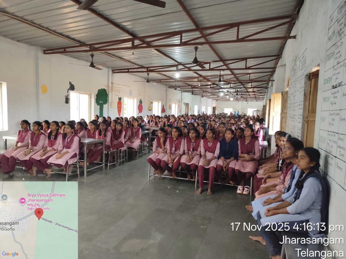 spsangareddy's tweet image. మహిళల రక్షణకు ప్రథమ ప్రాధాన్యత - జిల్లా ఎస్పీ పరితోష్ పంకజ్
🔸 జిల్లాలో మహిళల, బాలికల భద్రత కోసం సబ్-డివిజన్‌లో షి-టీమ్ బృందాలు ఏర్పాటు.
🔸 కళాశాలలు, బస్ స్టాండ్లు, రైల్వే స్టేషన్ల వంటి హాట్‌స్పాట్లలో నిరంతర నిఘా వేస్తూ.. ఆకతాయిలకు చెక్..

#SheTeam #WomenSafety 
#Sangareddy