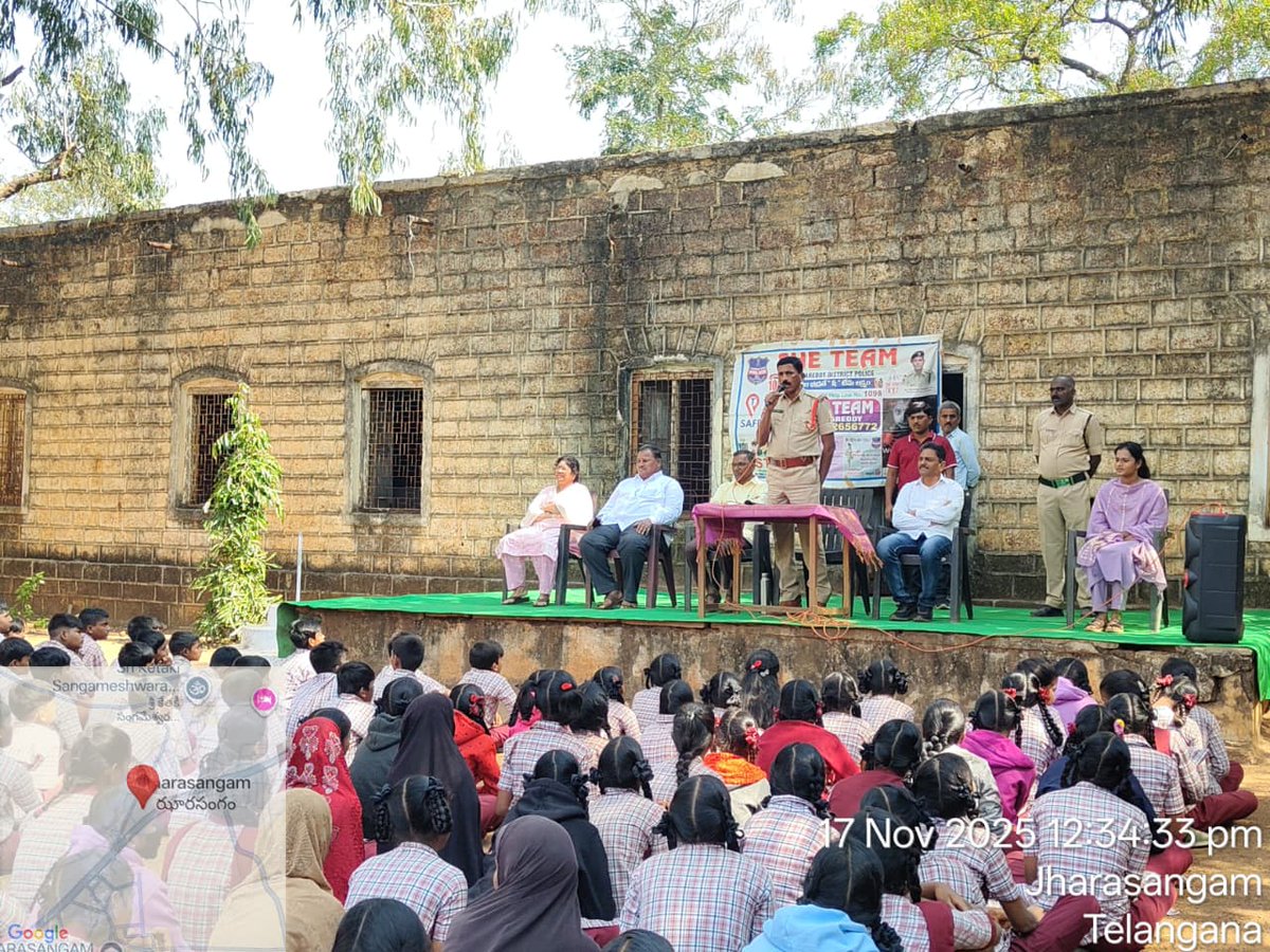 spsangareddy's tweet image. మహిళల రక్షణకు ప్రథమ ప్రాధాన్యత - జిల్లా ఎస్పీ పరితోష్ పంకజ్
🔸 జిల్లాలో మహిళల, బాలికల భద్రత కోసం సబ్-డివిజన్‌లో షి-టీమ్ బృందాలు ఏర్పాటు.
🔸 కళాశాలలు, బస్ స్టాండ్లు, రైల్వే స్టేషన్ల వంటి హాట్‌స్పాట్లలో నిరంతర నిఘా వేస్తూ.. ఆకతాయిలకు చెక్..

#SheTeam #WomenSafety 
#Sangareddy