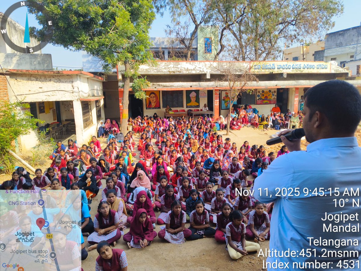 spsangareddy's tweet image. మహిళల రక్షణకు ప్రథమ ప్రాధాన్యత - జిల్లా ఎస్పీ పరితోష్ పంకజ్
🔸 జిల్లాలో మహిళల, బాలికల భద్రత కోసం సబ్-డివిజన్‌లో షి-టీమ్ బృందాలు ఏర్పాటు.
🔸 కళాశాలలు, బస్ స్టాండ్లు, రైల్వే స్టేషన్ల వంటి హాట్‌స్పాట్లలో నిరంతర నిఘా వేస్తూ.. ఆకతాయిలకు చెక్..

#SheTeam #WomenSafety 
#Sangareddy