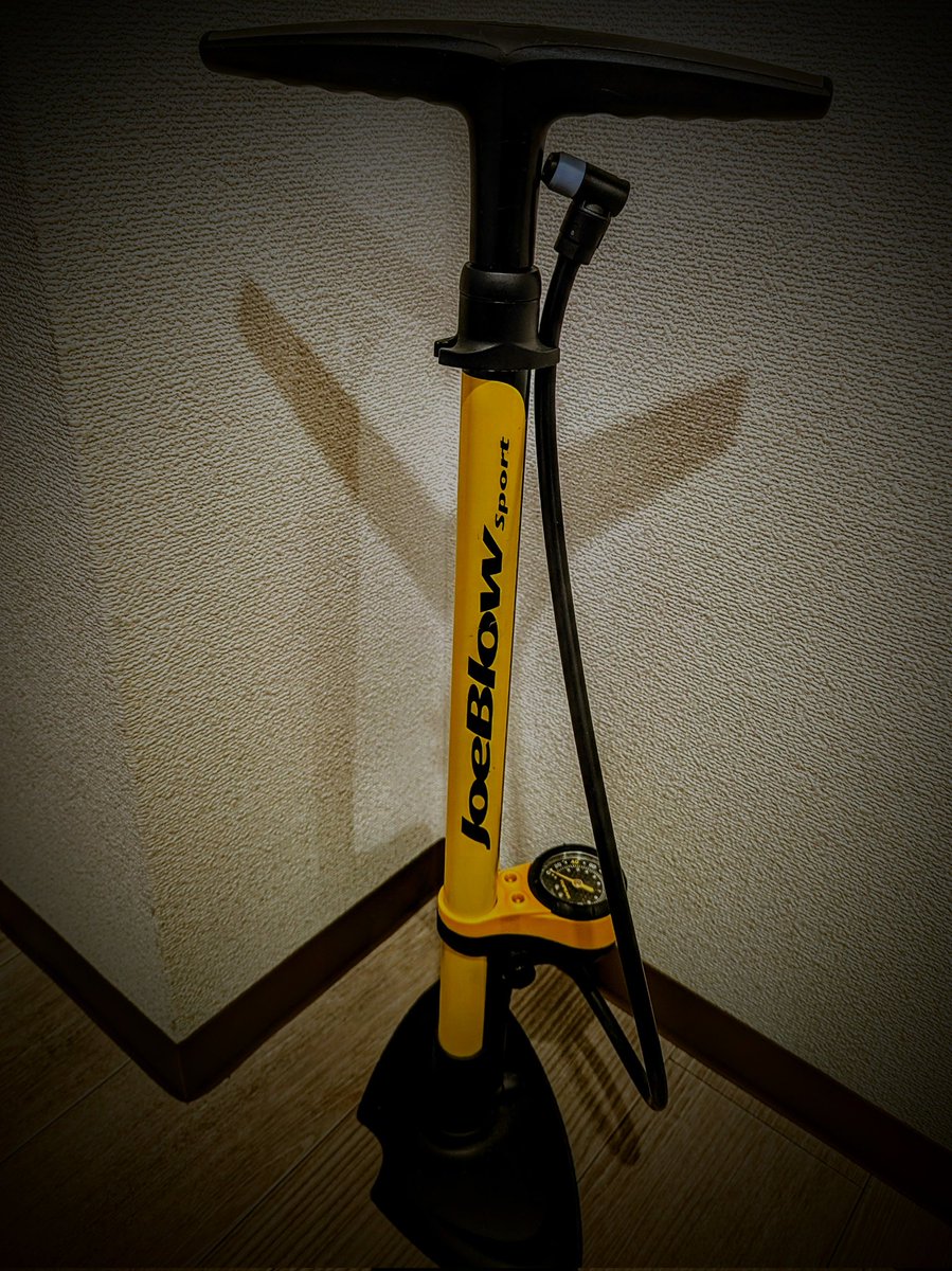 dieingmessage's tweet photo. ずーっと気になってたSCHWALBEのクリックバルブを導入。ポンプヘッドも交換した。TOPEAKのターボフローバルブと迷ったけど、ママチャリ用の英式バルブにも使えるのが決め手に。家の空気入れがロードバイクとママチャリ兼用に出来た。コレで長年使ったHIRAMEポンプともお別れだ。
#Schwalbe #ClikValve https://t.co/6mT7e6yWS3