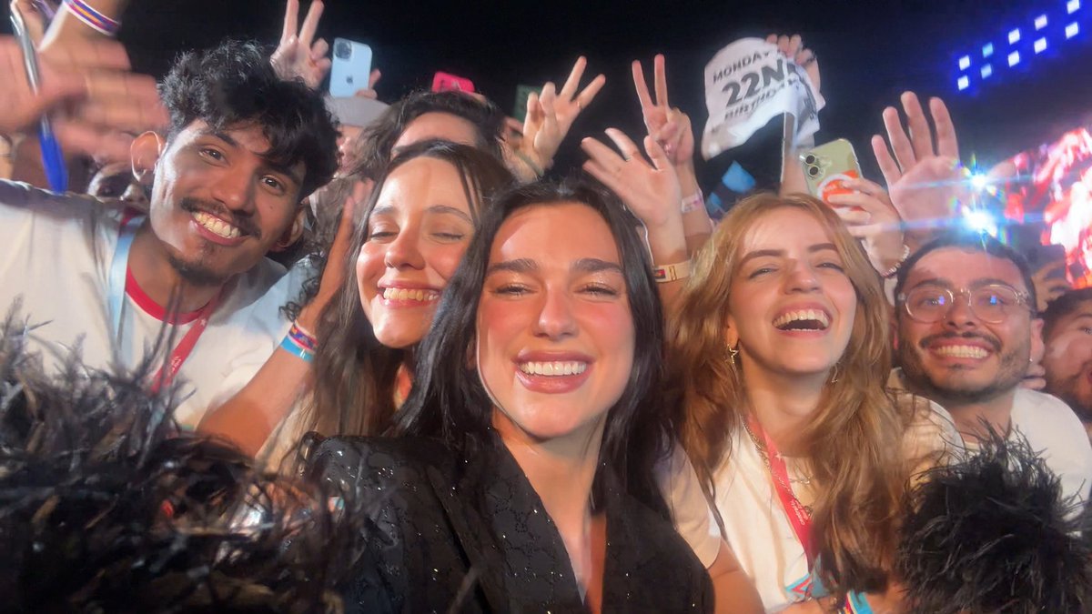 alefhl's tweet photo. minha amiga @DUALIPA https://t.co/iEQ1CxQ4Yr