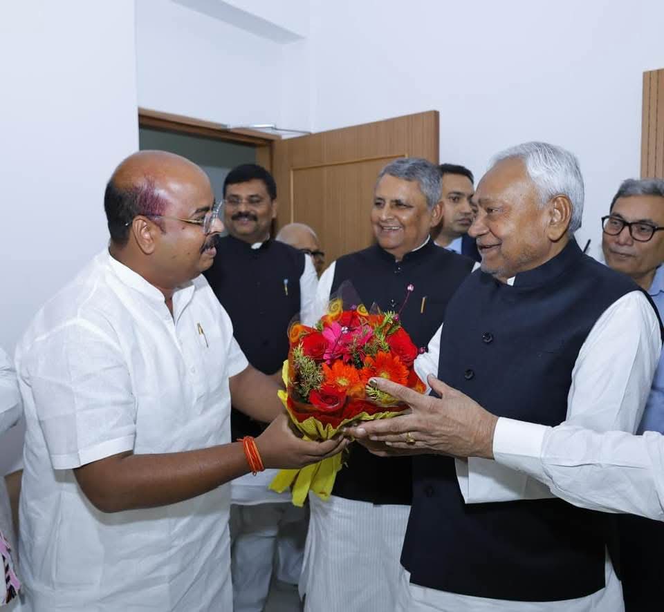 csingh0705's tweet image. #डुमराँव_का_दुलरुआ 

ये है नए चुने हुए डुमराँव विधायक राहुल सिंह ।
इनके बड़े भाई डॉक्टर पंकज सिंह है जो दिल्ली सरकार मे स्वास्थ और परिवहन मंत्री दोनों है ।

पैसा अथाह है इनके पास । चुनाव से पहले ही रोड बनवा दिए । पहले ये आर्मी मे सेवा दे चुके है ।
काम करने मे माहिर है ।