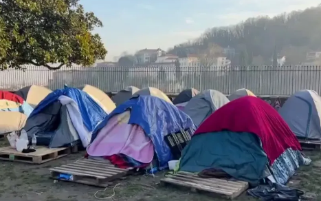 groupemirs's tweet photo. En ouverture du Conseil Métropolitain, @f_groult alerte : 280 jeunes vivent toujours dans le campement du Jardin des Chartreux à #Lyon.

Face à l'urgence, faut-il vraiment attendre l’autorisation de la préfecture pour mettre des enfants à l’abri ? 

👉 https://t.co/6Ij7RzNaRf https://t.co/ugjd2P0fUt