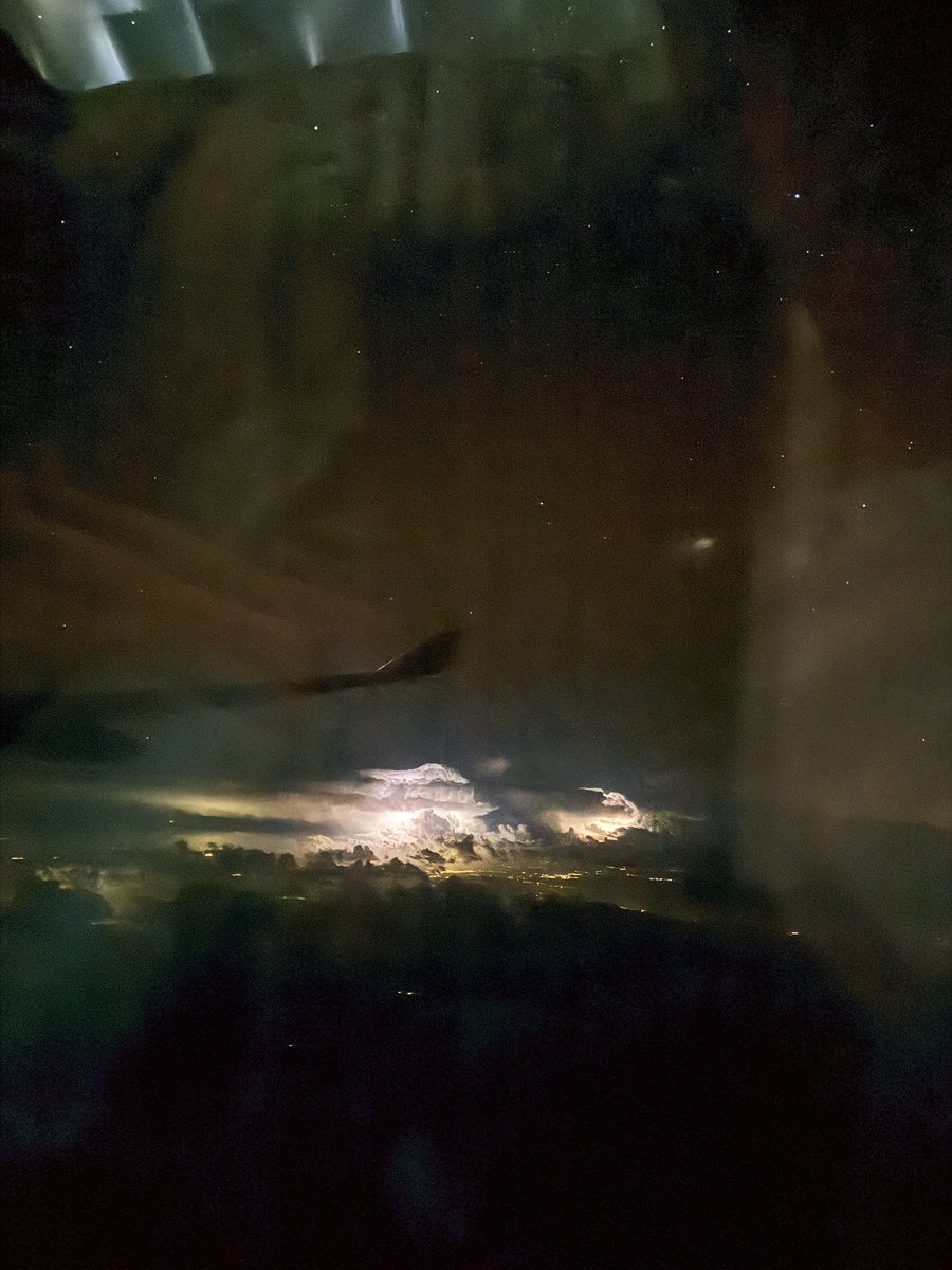 unalcem's tweet image. Hiç yıldırım oluşurken onlara daha yukarıdan bakma fırsatım olmamıştı. 4 saatten fazla süren sıkıcı uçak yolculuğuma renk kattı.