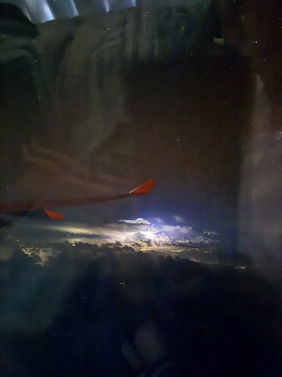 unalcem's tweet image. Hiç yıldırım oluşurken onlara daha yukarıdan bakma fırsatım olmamıştı. 4 saatten fazla süren sıkıcı uçak yolculuğuma renk kattı.