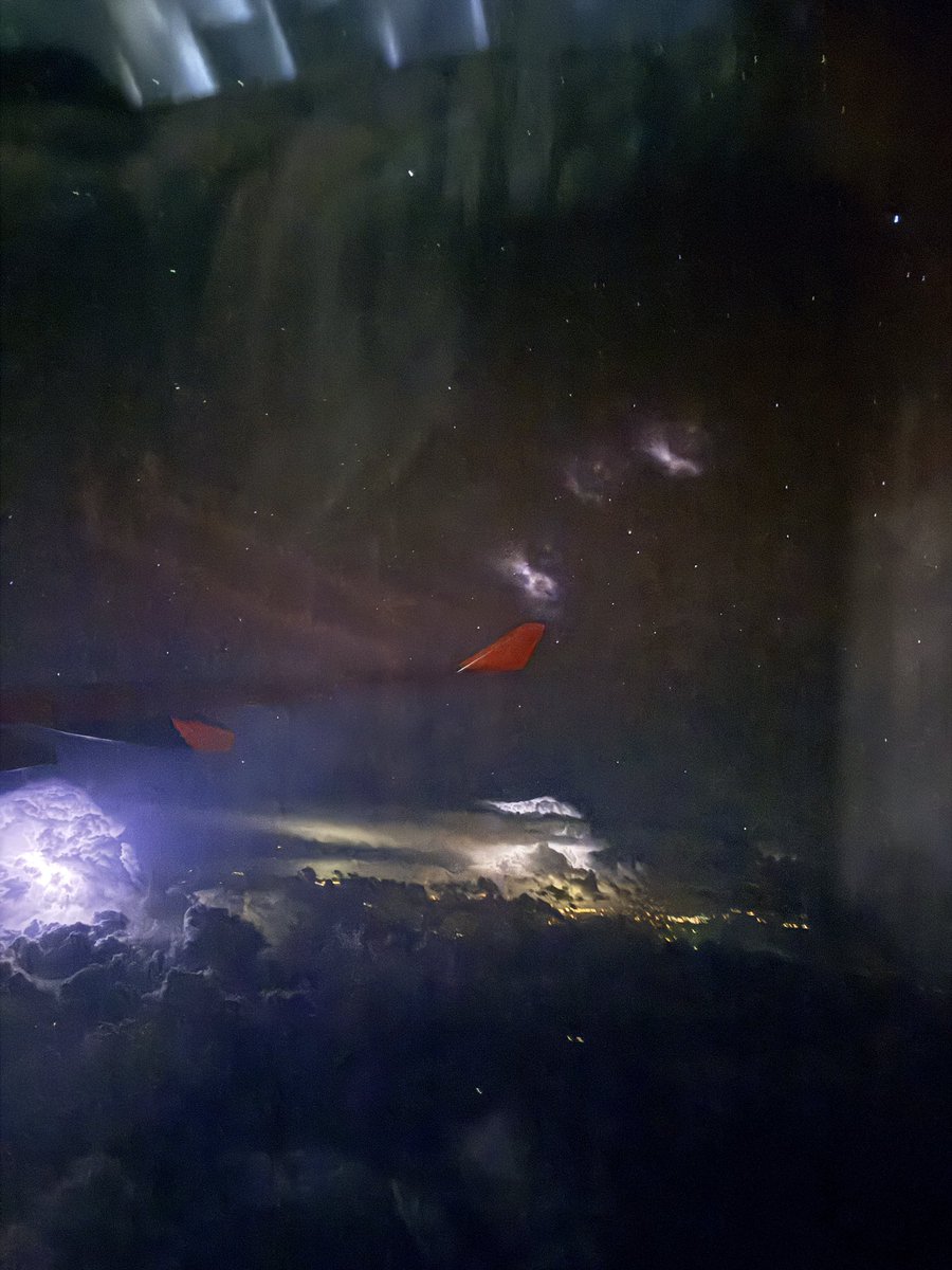 unalcem's tweet image. Hiç yıldırım oluşurken onlara daha yukarıdan bakma fırsatım olmamıştı. 4 saatten fazla süren sıkıcı uçak yolculuğuma renk kattı.