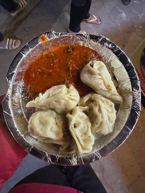 KHURAPATT's tweet photo. ये जो सड़क किनारे मोमोज–चाउमीन वाले ठेले दिखते हैं न, ये सिर्फ “स्ट्रीट फूड” नहीं हैं—ये चलती-फिरती केमिकल लैब हैं।
जहाँ एक ही तेल को तब तक जलाया जाता है जब तक वो palm ऑयल से इंजन ऑयल न बन जाए… और हम उसे चटकारे से खा भी लेते हैं।

◆ न कोई रेसिपी, न कोई नियम—सीधा जहर परोसा जा रहा है।
मेयोनीज? आधा expired, आधा केमिकल।
चटनी? चीन से आया लाल पाउडर + synthetic रंग।
विनेगर? थर्ड-क्लास।
साफ पानी? कई बार नाले का।
हाथ? धुले हों या न हों—किस्मत के भरोसे।

◆ धुआं, धूल, गाड़ियों का कार्बन—सब सीधा पेट में।
न ग्लव्स, न temperature control, न hygiene rating… और ऊपर से वही काला पड़ चुका तेल बार-बार गरम होकर सीधा liver को बर्बाद कर रहा है।
इसका नतीजा?
– बच्चों में fatty liver grade 3
– युवाओं में IBS
– Non-smokers में भी liver failure
– Early-age cancers
ये सब “ज्यादा फास्ट-फूड खाने” की सजा नहीं—भ्रष्ट सिस्टम की नाकामी है।

◆ सबसे बड़ा सवाल—जांच कौन करेगा?
FSSAI? साल में एक बार भी सैंपलिंग नहीं।
Local Food Safety Officer? ऑफिस में AC के नीचे फाइलें पलटकर व्यस्त।
Health Ministry? इसे “छोटा मुद्दा” मानकर सोई हुई।
नेता? ट्रेंडिंग रीलों में व्यस्त।

सच ये है— ये ठेले सिर्फ खाना नहीं बेच रहे, ये रोज़-रोज़ लोगों को धीमी मौत बेच रहे हैं।
और अधिकारी? जैसे जनता की सेहत नहीं, बस कागजों का पेट भरना है।

अगर यही हाल रहा, तो अगली पीढ़ी अस्पतालों में ज्यादा मिलेगी और खेल के मैदानों में कम।