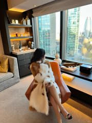 Freyazdmw's tweet photo. Just capturing a moment in my favorite space! ✨📸 #SelfieMode #InteriorDesign https://t.co/CmEWLCsKe1