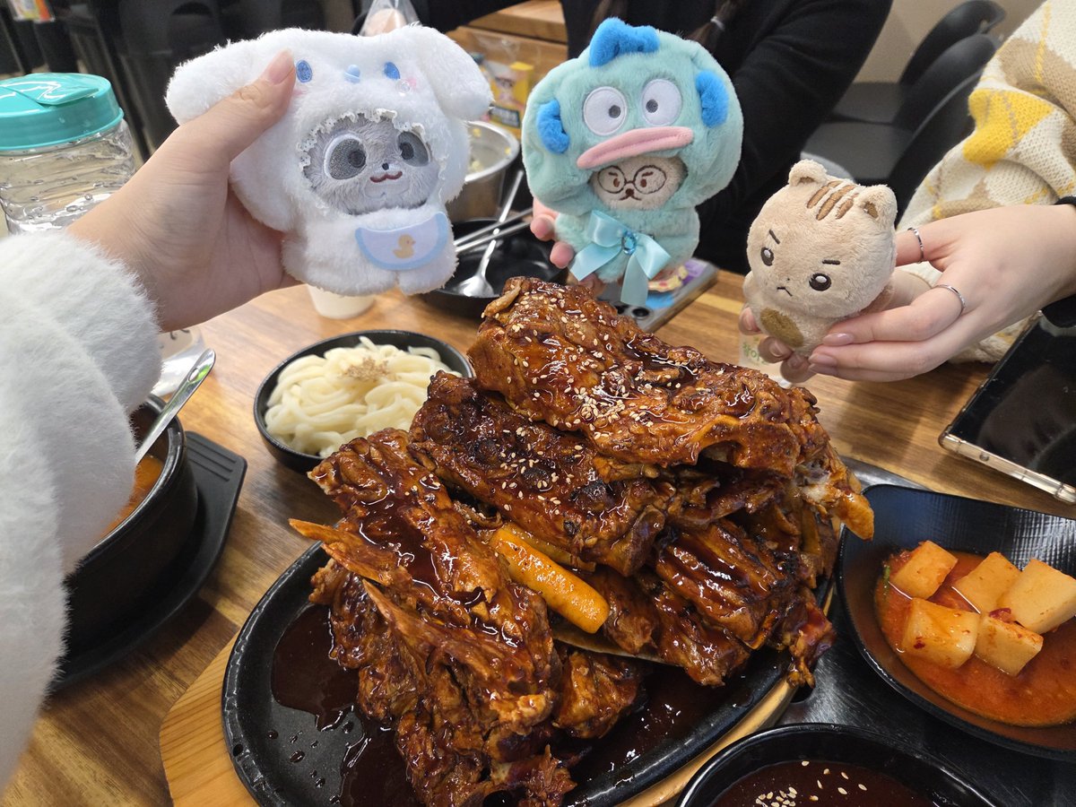 BlueXset's tweet image. 루시는 행사하고 왈왈이들은 대전에 빵사냥 다녀옴 밥도(점심, 후식, 간식, 저녁) 겁나 먹음✌️