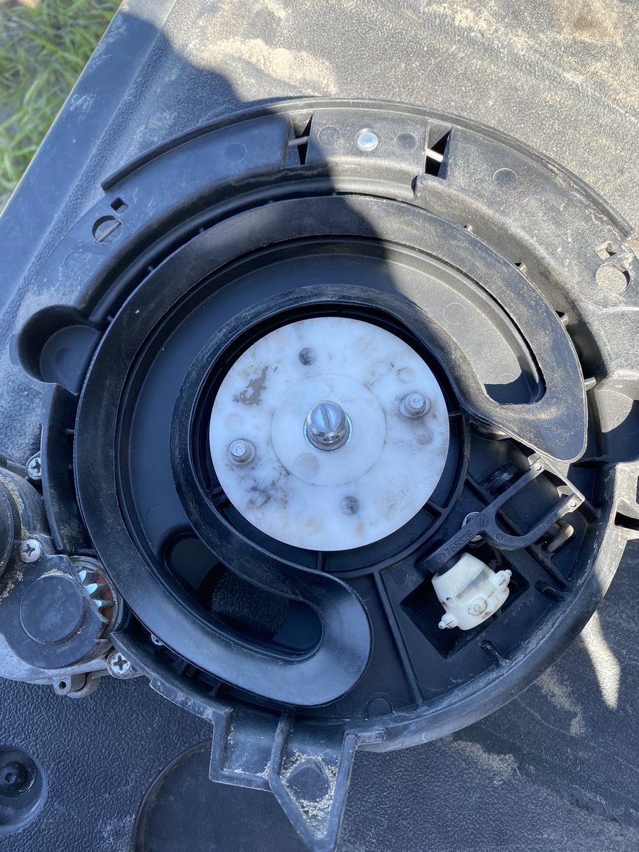 #Maintenance Monday! Take a close look at your meters and vac seals! 👀Cracks and dirt buildup around the seals cause poor meter performance. 🚜💪<a href="/PrecisionPlant/">Precision Planting</a> #TheMoreYouKnow