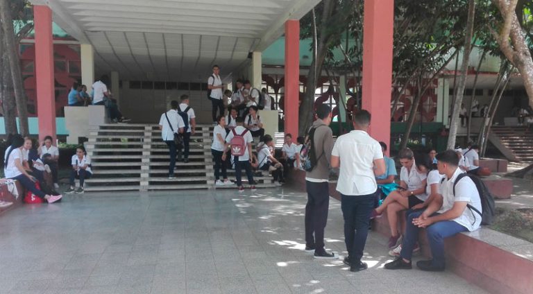 tiempo21cuba's tweet image. Frente a la tentación del desaliento existen miles de estudiantes que hoy eligen, como herramienta para transformar su realidad, el conocimiento. 📚✏️

#LasTunas #Cuba 
@alibarrios1 @luisa_elena71 @YenimaD 
@YamileydisMP @yimifp 

👉🔗 tiempo21.cu/2025/11/17/en-…