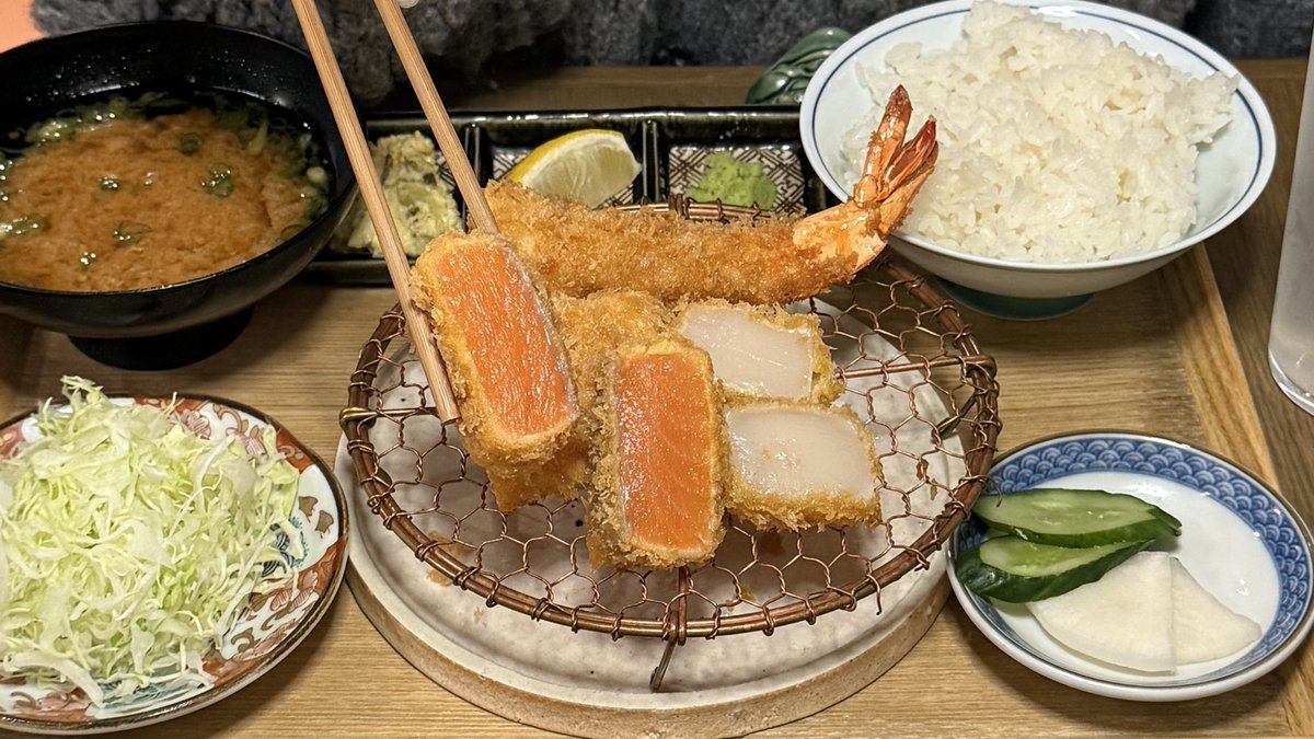 teddydiary_'s tweet image. 渋谷にある大好きなとんかつ屋さん🥢
新メニューのシーフードカツ定食は、サーモン・ホタテ・エビの3種盛りで最高だった🥹🦐🐟