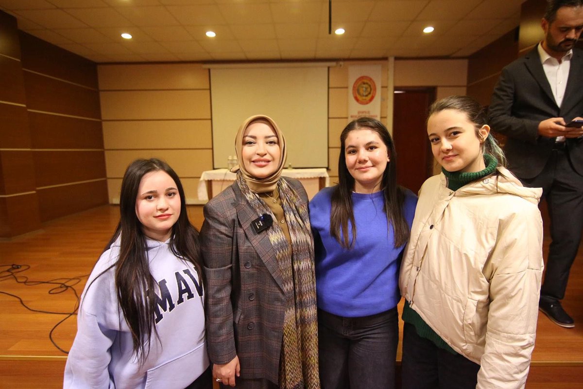 Gençlerle sohbetin keyfi bir başka.🤗

Şenpiliç Mesleki ve Teknik Anadolu Lisesi’nde düzenlenen konferansta öğrencilerimiz ile bir araya geldik.

Türkiye Yüzyılı’nın inşasında önemli bir misyonu olan gençlerimizle bol bol sohbet ettik, kendileriyle tecrübelerimizi paylaştık.