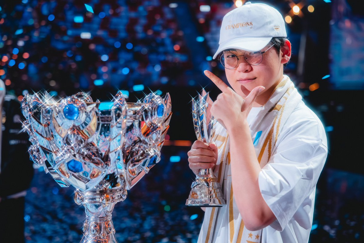 Sheep_Esports's tweet image. T1 Gumayusi achievements with T1 🇰🇷 :

✅ LCK 2022 Spring 🏆
✅ Worlds 2023 🏆
✅ EWC 2024 🏆
✅ Worlds 2024 🏆
✅ Worlds 2025 🏆

A new chapter begins!