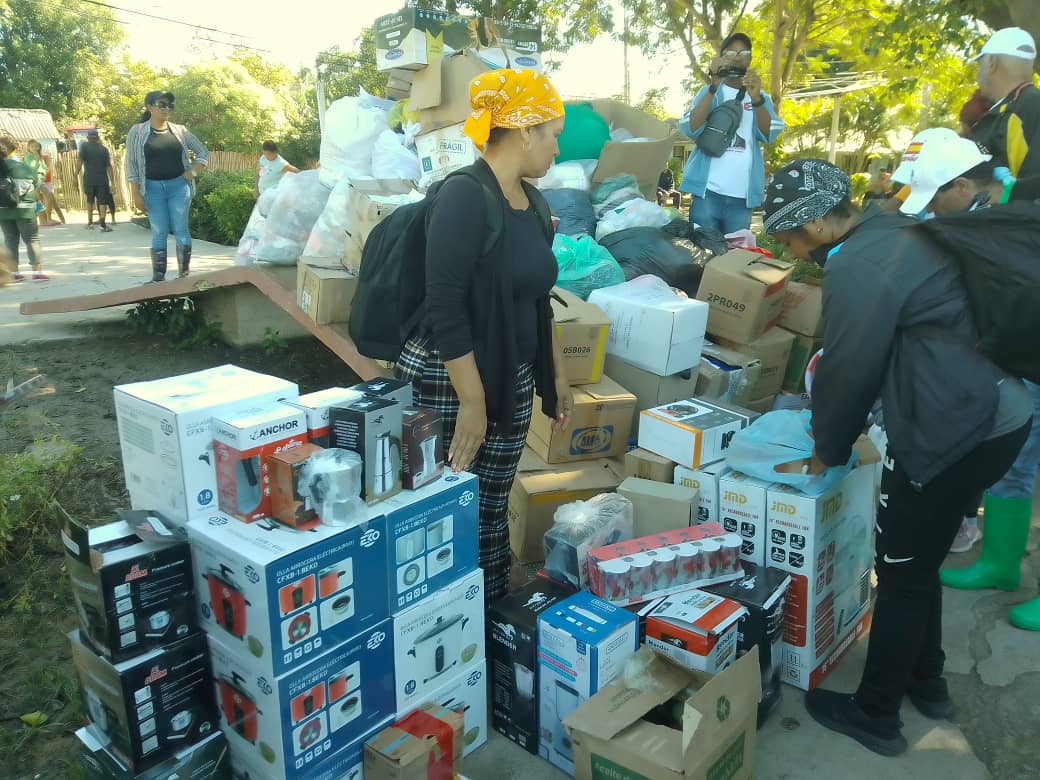 tiempo21cuba's tweet image. La solidaridad de los residentes en el municipio de Amancio, al sur de #LasTunas, con los hermanos de la comunidad de Guamo, Granma, continúa.

#Cuba #UnidosXCuba 
@alibarrios1 @LorenzoOsbel @gobiernotunas @yimifp 

👉🔗 tiempo21.cu/2025/11/16/con…