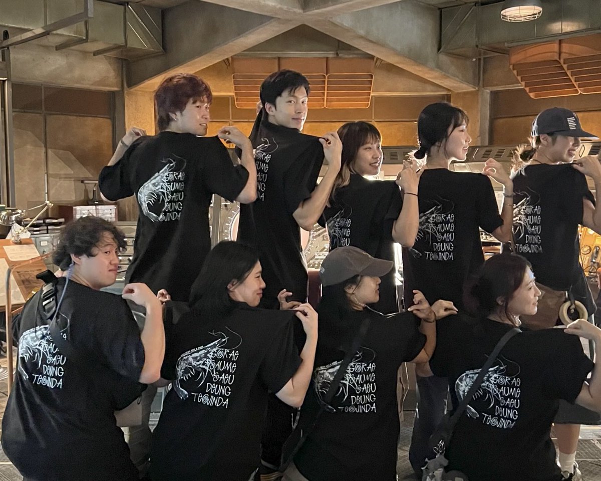 <굿뉴스> 고래 싸움에 새우 등 터진다

새우 티셔츠 입은 홍경