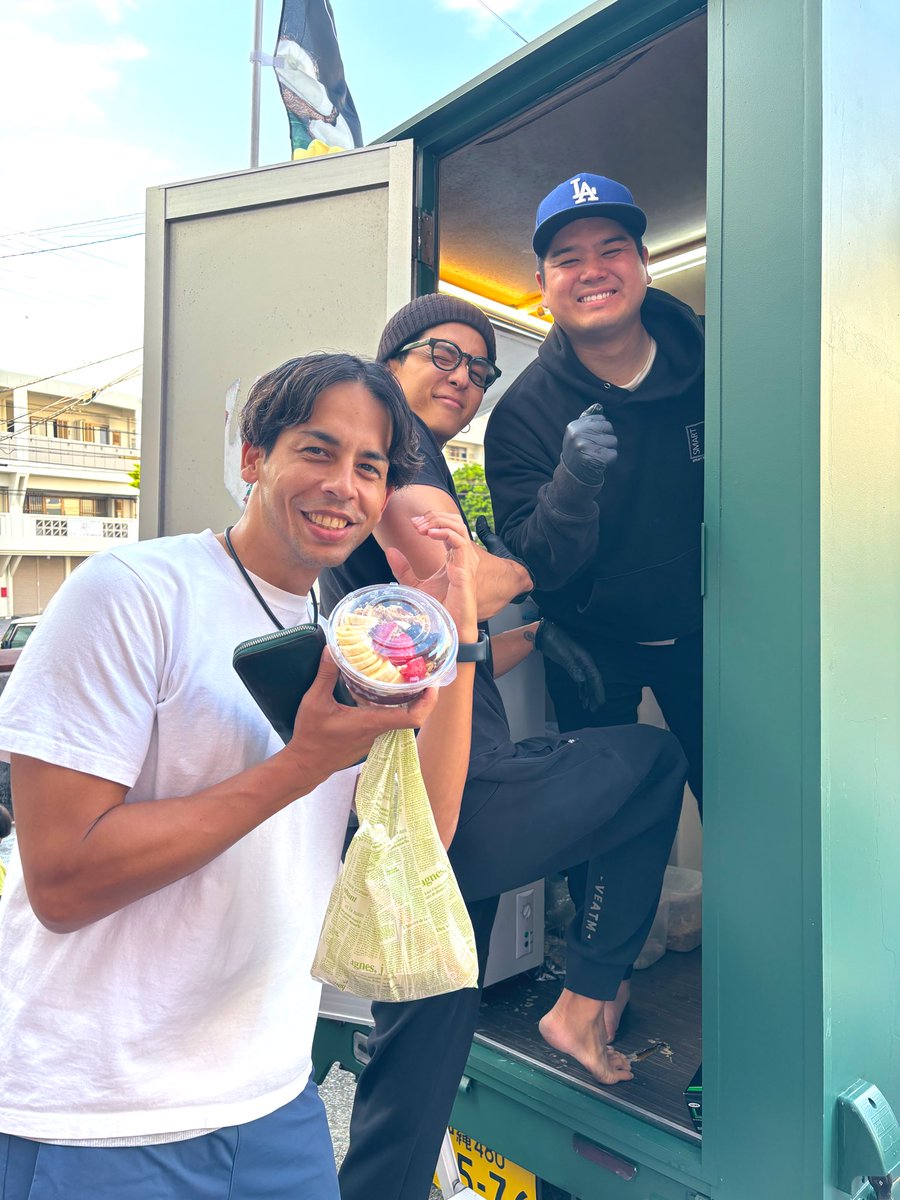 TokumoriKugani's tweet image. お友達がキッチンカーをオープンするときいて、初日にお邪魔してきたよ🐓✨

巷で人気の #アサイーボウル はめっちゃ美味しかった♪
人気で並ぶので時間に余裕を持って行った方がいぃよー😊

#沖縄 #SMARTkitche #健康 #筋トレ