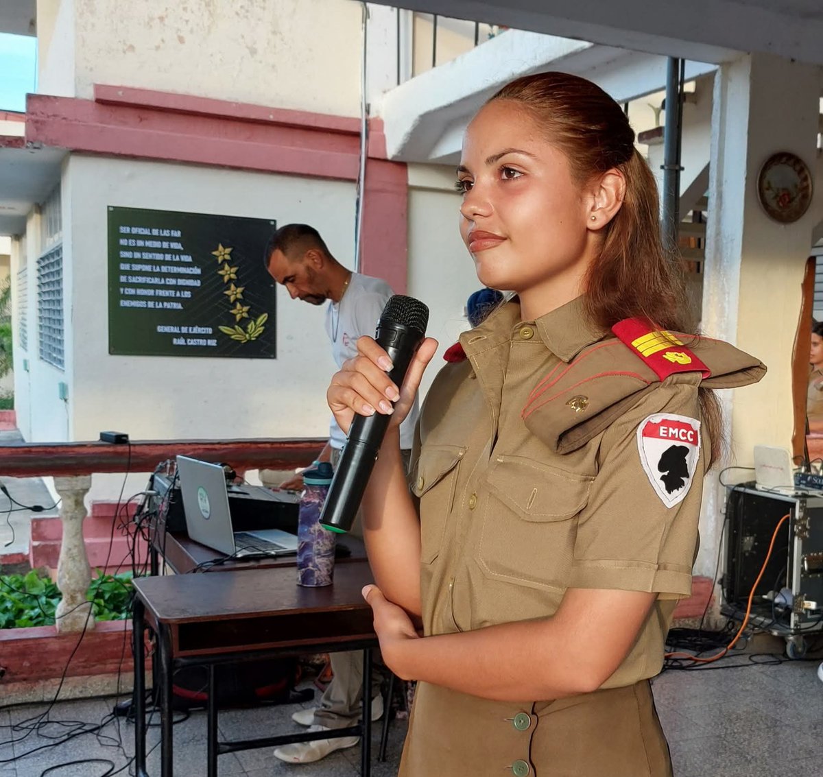 tiempo21cuba's tweet image. Frente a la tentación del desaliento existen miles de estudiantes que hoy eligen, como herramienta para transformar su realidad, el conocimiento. 📚✏️

#LasTunas #Cuba 
@alibarrios1 @luisa_elena71 @YenimaD 
@YamileydisMP @yimifp 

👉🔗 tiempo21.cu/2025/11/17/en-…