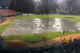 RepubCaraquista's tweet photo. Suspendido el juego y las victorias
#NotiTips del #NotiCueva 🦁
Con slump ofensivo, no se va al baile
🔵Los “musulungos” esperaron hasta después de la media noche para dar por terminado el juego, qué irresponsabilidad. Al haber juego legal se concretó el triunfo de #Tigres por 5-0
🟠La galloteca no aguanta esos palos de agua, todos sabían que no iba a poder jugar menos los "ompayitas".
⚫️#Aragua tenía 6 derrotas e fila y #Leones le lanzó una bombona de oxígeno, para no perder la costumbre.
⚪️#Leones no pudo ganar ninguno de los 3 juegos de la 5ta semana
🔵Ayer estaba previsto Erick Leal, pero le dio gripe con asuntos personales.
🟠La derrota fue Mikell Manzano, que dejó su récord en 0-1 en 4 presentaciones.
⚫️Esta fue la 3era apertura de Manzano que venía de brillar ante los Tigres hace poco más de una semana.
⚪️Manzano no pudo completar 2 innings. Toleró 4 hits, incluyendo el cuadrangular de D’Orazio, 2 carreras limpias y dio 2 boletos.
🔵La ofensiva sigue silenciada y Pinto la maniató, sólo le dieron 4 hits, con apenas un extrabase: el doble de Wilfredo Tovar en el 2do ining.
🟠Terminó la racha que tenía Leandro Cedeño, que hasta el domingo sumaba seis encuentros conectando inatrapables y se fue de 2-0 en Maracay.
⚫️Alguacil cree que está dirigiendo en #MLB, con un juego cerrado se puso a jugar cuadro adentro en la 3era entrada para cuidar “una carrera”. Hermano, estamos en una liga donde se hacen 8 carreras en promedio por equipo y por juego. Esa no era la carrera que debías cuidar compadre. En tal caso, juega cuadro adentro en el 8vo y 9no.
⚪️Alguacil a veces dirige como si tuviera 3 matones para el 7mo, 8vo y 9no. Pero lo que tienes leones son 3 matados.
🔵8 derrotas en 11 juegos como visitantes esta temporada tienen ahora los Leones
🟠2-2 está la serie particular entre Aragua y leones en la 2025-2026
⚫️El slump ofensivo es tal que, 5 bateadores en fila había retirado el abridor de los Tigres, Jean Pinto, hasta darle un boleto a Oswaldo Arcia abriendo el quinto inning
⚪️Los lanzadores siguen en un nivel tan agropecuario que, 8 hits batearon los aragüeños y la mitad fueron extrabases: un jonrón, un triple y 2 dobles
🔵El partido en el José Pérez Colmenares tuvo una duración oficial de 5 horas y 5 minutos, contando las 3 horas 25 minutos de espera por la lluvia.
🟠Como siempre, los malandros de la gerencia de los Tigres no publican la entrada oficial de la venta de boletos. Irresponsables.
⚫️El emperador de la cueva , máximo mandatario y líder del alguacilazgo, declaró que en toda la 5ta semana no pudieron entrenar porque “no había estadio”.
⚪️Lo anterior nos hace preguntarnos ¿qué coño de la madre estaba pensando la gerencia que no le pone a esta gente un lugar para practicar? La gerencia sabía de esta anomalía en el calendario y aún así no tomó las previsiones.
🔵Qué mal empiezas Coronil, qué mal. Un equipo de beisbol debe practicar a diario y campos es lo que sobran en la ciudad capital para palear la situación.
🟠Por cierto, ayer botaron a Gregorio Petit, el mismo que un sector del caraquismo, loco por salir de Alguacil, lo pedía a gritos en #Leones. Ya vieron que manager no se improvisa.
⚫️Dicho lo anterior, reiteramos que desde este sector, que representa a una parte del caraquismo, insistimos que José Alguacil tiene dos temporadas con el ciclo cumplido y que desde hace rato debió dar un paso al costado o debieron darle un paso al costado.
⚪️Así como pueblo no tumba gobierno, fanaticada en twitter, IG o tiktok, tampoco. Para salir de Alguacil, no le compre nada a la tienda o productos oficiales, no consuma y no vaya al estadio. Ahí entenderán.
🔵Hoy lunes, leones tendrá “jornada de descanso” y regresa a la acción mañana ante #Lara, en el Monumental, para así iniciar su 6ta semana
🟠Como todos los lunes, la cita es para hoy a las 7:30 pm, hora Vzla, en nuestro acostumbrado space, para que puedas evaluar la escueta 5ta semana, el slump ofensivo, las locuras del emperador, lo que se viene en la 6ta semana.
#RepubliCaraquista 🦁 el original, el pionero y el primero